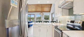 Private pool! Hot Tub! 400Ft of beach! Pet Friendly!! 10% Off Available Weeks!