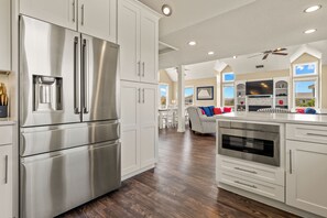 Refrigerador, microondas, horno, placa de cocina