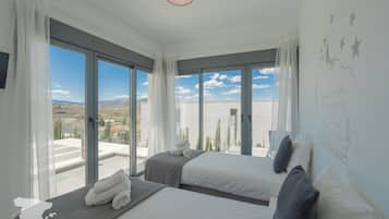 4 bedrooms, iron/ironing board, free WiFi, bed sheets