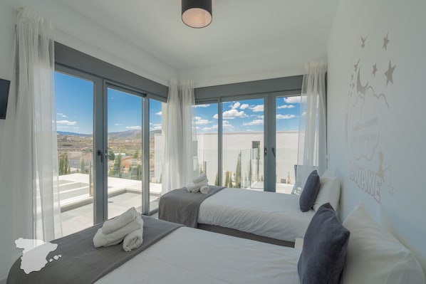 4 bedrooms, iron/ironing board, free WiFi, bed sheets