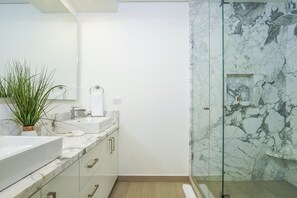 Shower, hair dryer, towels - Gorgeous 2 bedroom condo Encantame Towers Velero 904 (Puerto Peñasco)