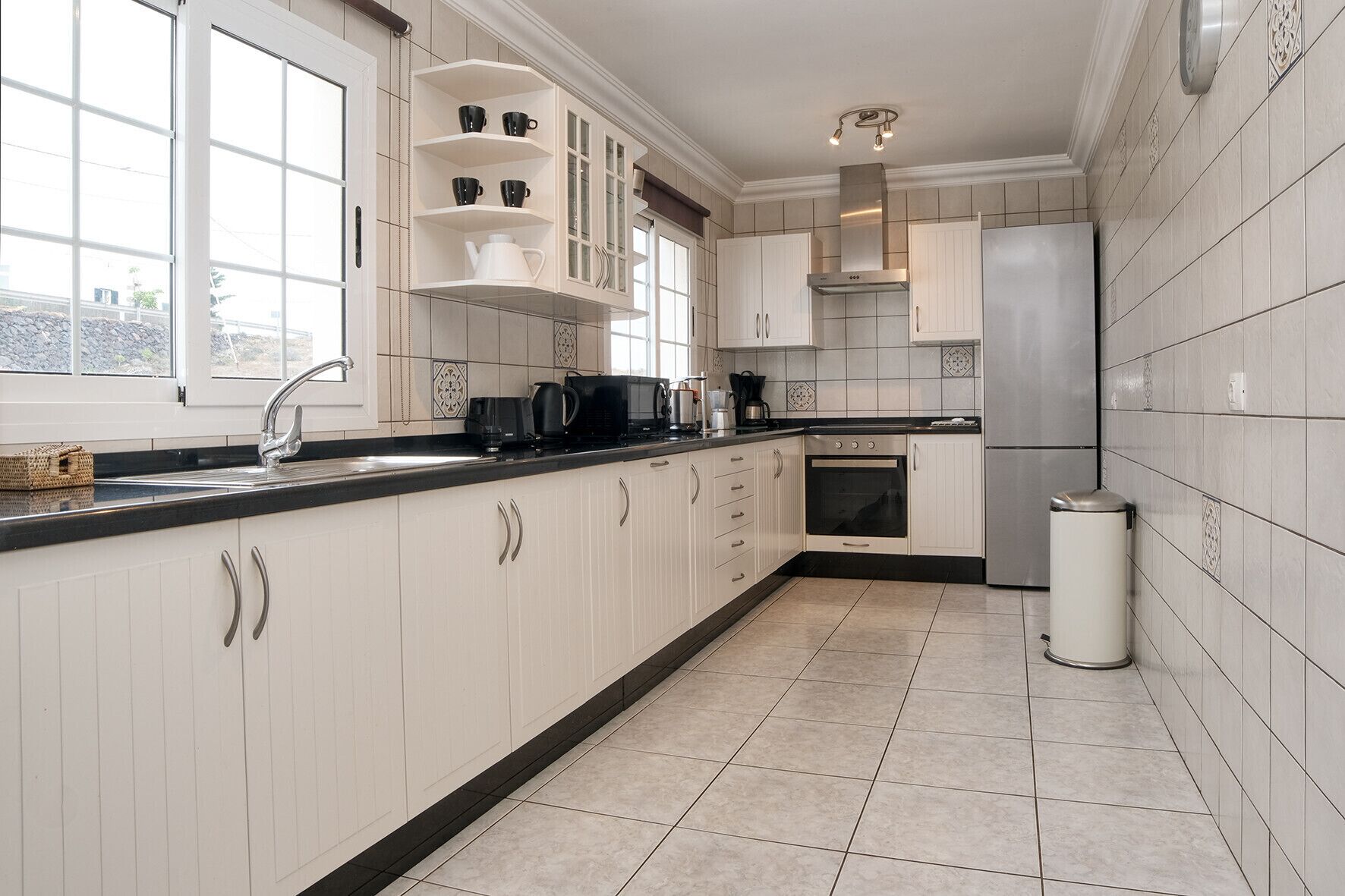 Kylskåp, mikrovågsugn, ugn och spishäll