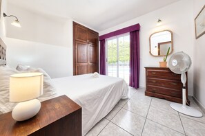 4 slaapkamers, een strijkplank/strijkijzer, gratis wifi, beddengoed