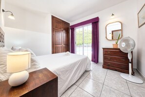 4 bedrooms, in-room safe, desk, iron/ironing board