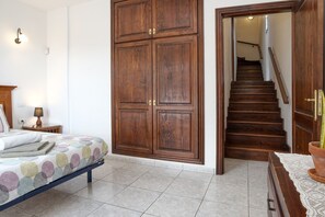 4 bedrooms, in-room safe, desk, iron/ironing board