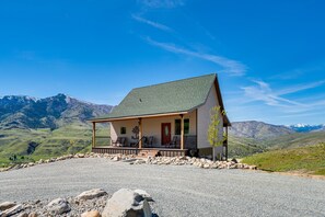 Exterior - Pateros Home w/ Deck, 7 Mi to Alta Lake Park! (Pateros)