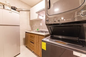 Refrigerador, microondas, parrilla de estufa y cafetera y tetera