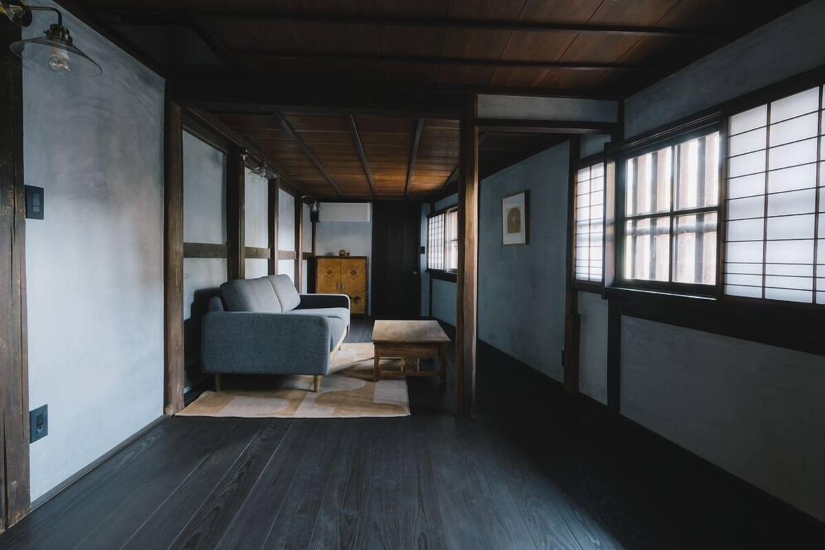 Quarto com sofá, uma mesinha e um armário.