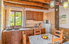 Fridge, stovetop, coffee/tea maker - Lovely home in Mecina Bombarón (Mecina Bombarón)