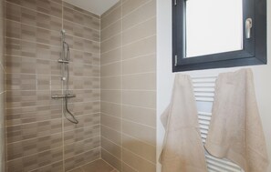 Combined shower/bathtub, hair dryer - Stunning home in La Bégude de Mazenc (La Bégude de Mazenc)