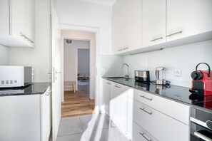 Fridge, microwave, oven, stovetop - Modern Matthäus 3 Room w/ Storage, nr Market, by Blueground (Basel)