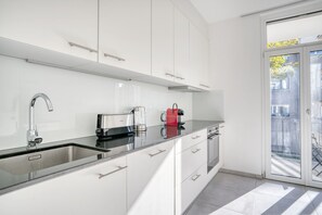 Een koelkast, een microgolfoven, een oven, een kookplaat