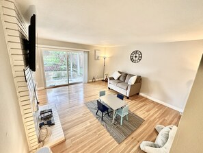 Smart TV, fireplace