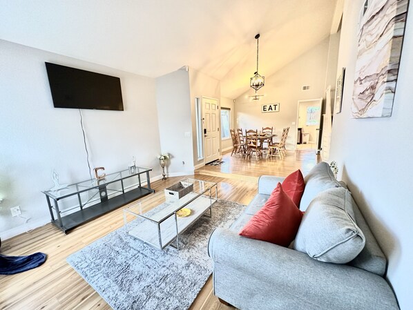 Smart TV, fireplace