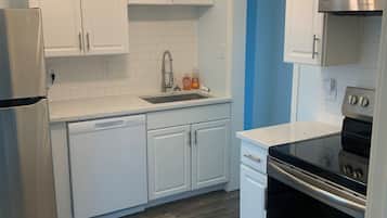 Micro-ondes, four, plaque de cuisson, lave-vaisselle