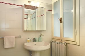 Dusche, kostenlose Toilettenartikel, Haartrockner, Bidet