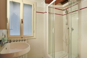 Shower, free toiletries, hair dryer, bidet