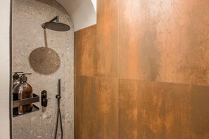 Dusche, kostenlose Toilettenartikel, Haartrockner, Bidet