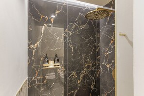 Dusche, Haartrockner, Bidet, Handtücher