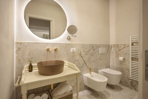 Shower, hair dryer, bidet, towels - Seggiole Boutique Apartment Ginestra (Firenze)