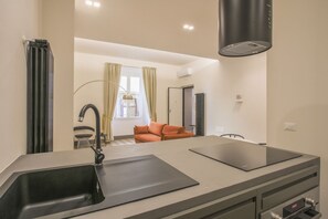 Kühlschrank, Ofen, Herdplatte, Geschirrspüler