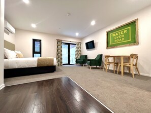 Minibar, fer et planche à repasser, Wi-Fi, draps fournis