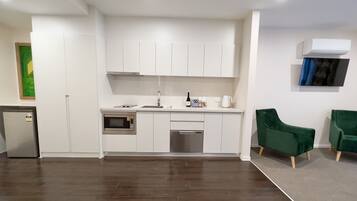 Lemari es kecil, kompor, mesin pencuci piring, dan ketel listrik