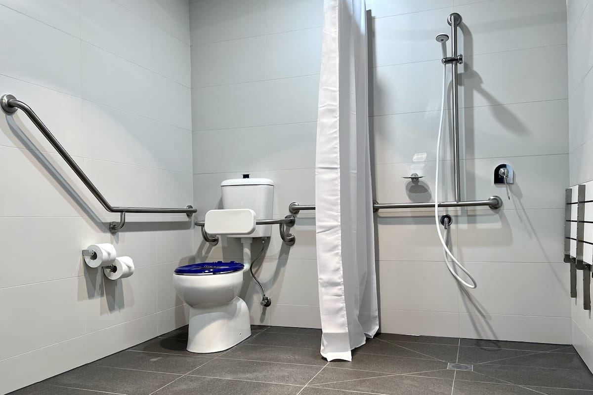 Studio | Bathroom | Shower, free toiletries, towels