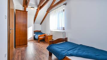 3 bedrooms, travel crib, WiFi (free), bed sheets