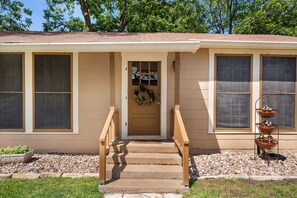 Exterior detail - Hein House | Hot Tub | Shared Pool (Fredericksburg)