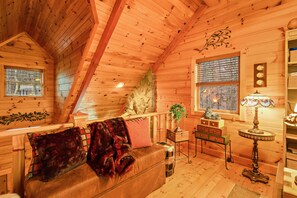 TV, fireplace, DVD player - Family Cabin With Mountain Views (Boone)