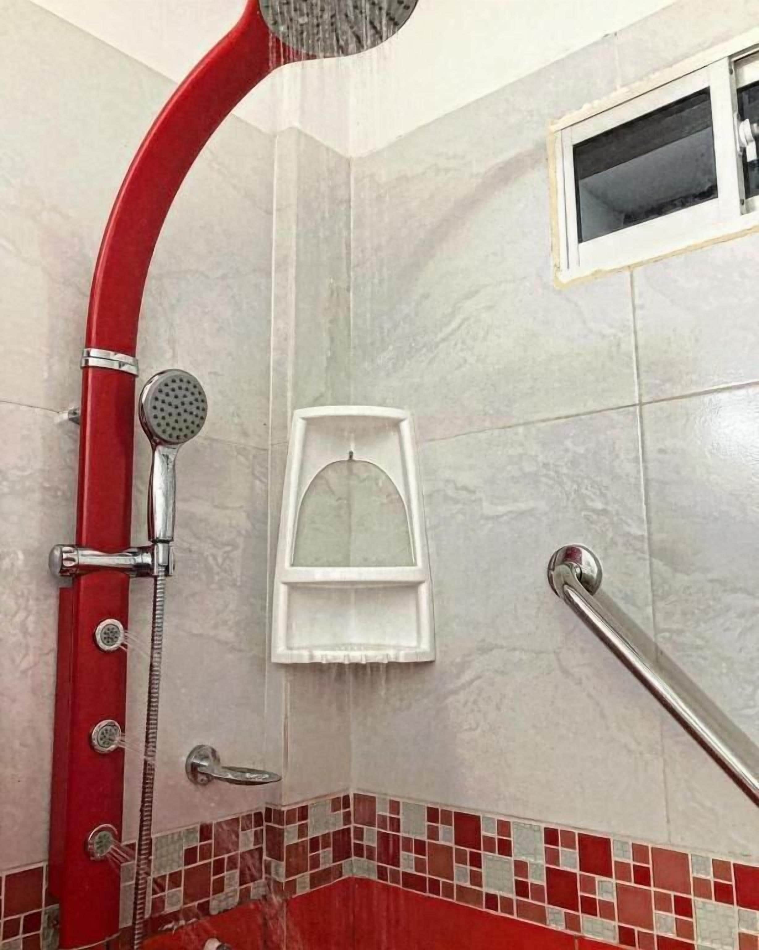 Family Room | Bathroom | Hydromassage showerhead, hair dryer, bidet, towels