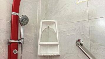Family Room | Bathroom | Hydromassage showerhead, hair dryer, bidet, towels
