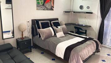 Luxe tweepersoonskamer | Luxe beddengoed, donzen dekbedden, Select Comfort-bedden, een minibar