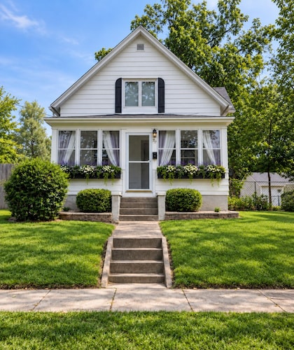 Spacious Craftsman Retreat, 4BR Sleeps 9, Fenced Yard, Pet Friendly, Near Beloit
