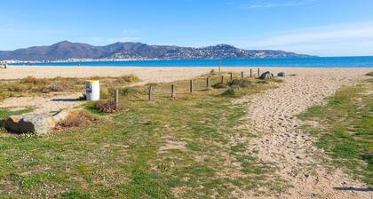 Charmante Villa mit 13-Meter-Liegeplatz und Pool, nur 50 Meter vom Strand La Rubina entfernt. Perfekt für Familien mit bis zu 8 Personen.