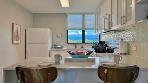 Kaffetrakter/tekoker, kjøleskap, mikrobølgeovn og ovn