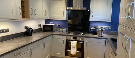 ثلاجة، ميكروويف، فرن، موقد طهي مسطح