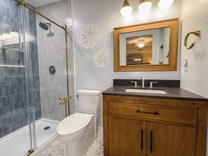Combined shower/tub, jetted tub, towels