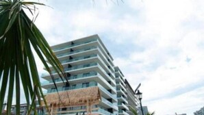 Um hotel com vários andares, varandas e design arquitetônico moderno.