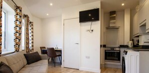 TV - Captivating 1-Bed Apartment in Southampton (Southampton)