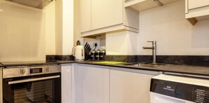 Fridge, microwave, oven, stovetop - Captivating 1-Bed Apartment in Southampton (Southampton)