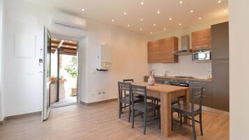 Fridge, stovetop, dishwasher