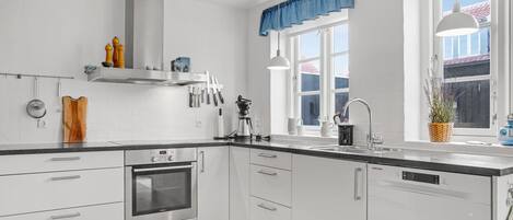 Kylskåp, diskmaskin och kaffe- och tebryggare