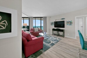 Een televisie en boeken