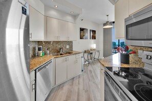 Fridge, microwave, oven, stovetop - 🦩Book Me Baby! Sunshine In The Sky at Surfside 607🦩 (Destin)