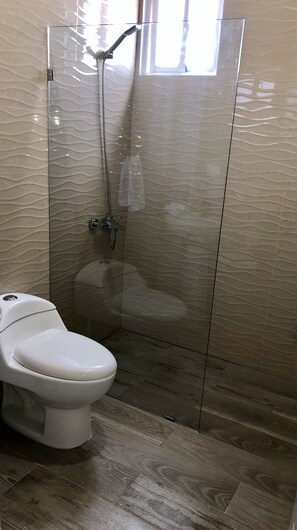 Doccia, asciugacapelli, asciugamani, sapone