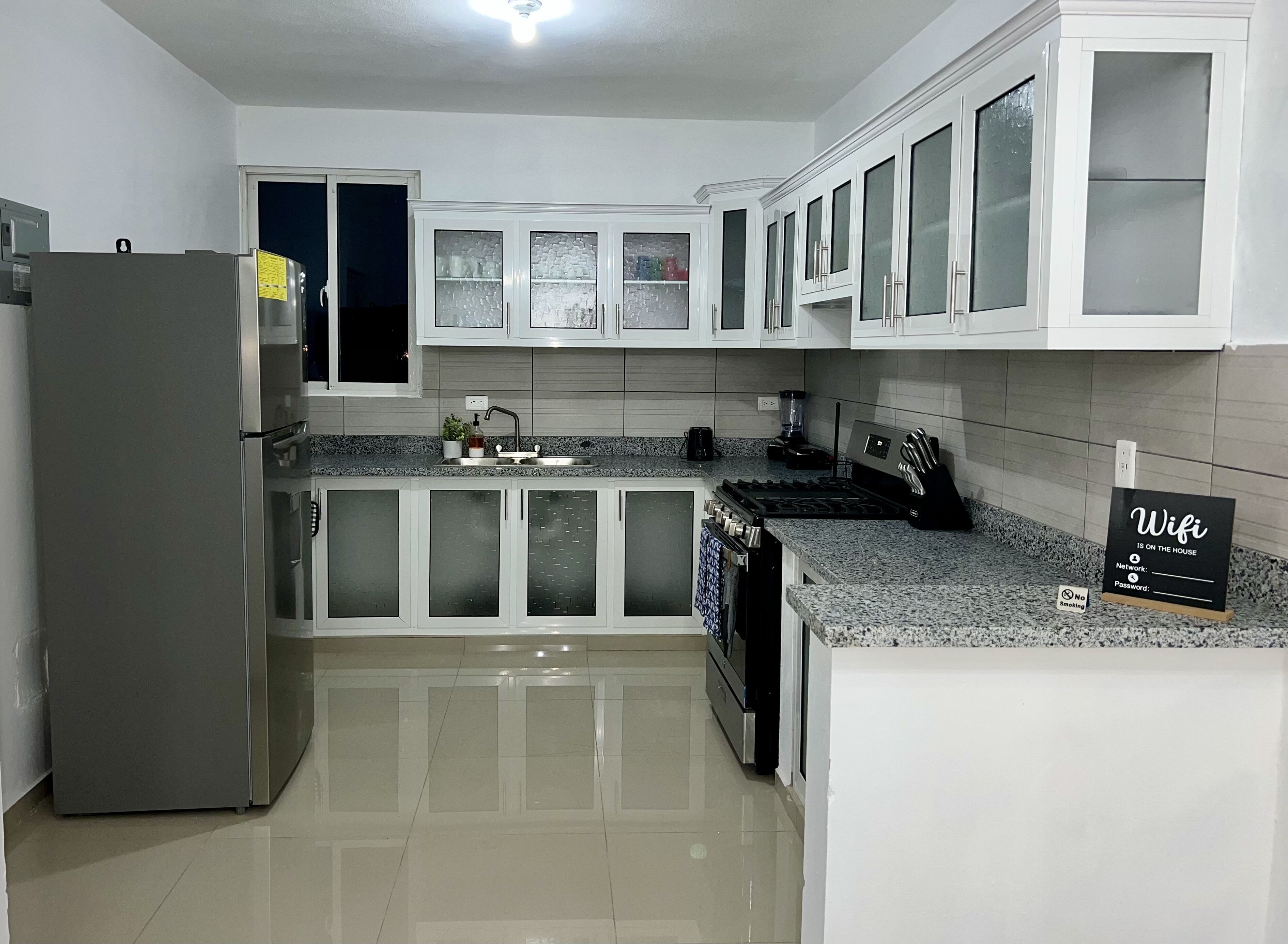 Kjøleskap, ovn, kokeplater og kaffetrakter/tekoker