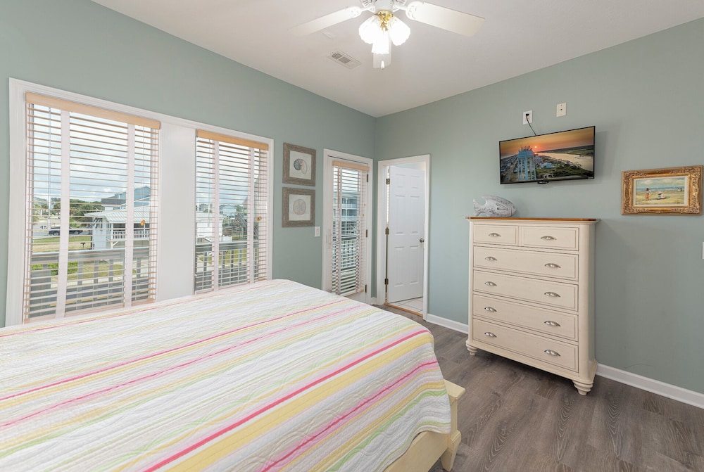 Enjoy the incredible views from "Miss B Haven", a petfriendly