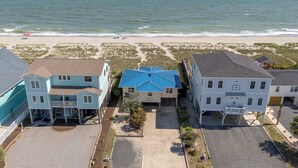 Zona residencial costera con casas justo al lado de la playa.